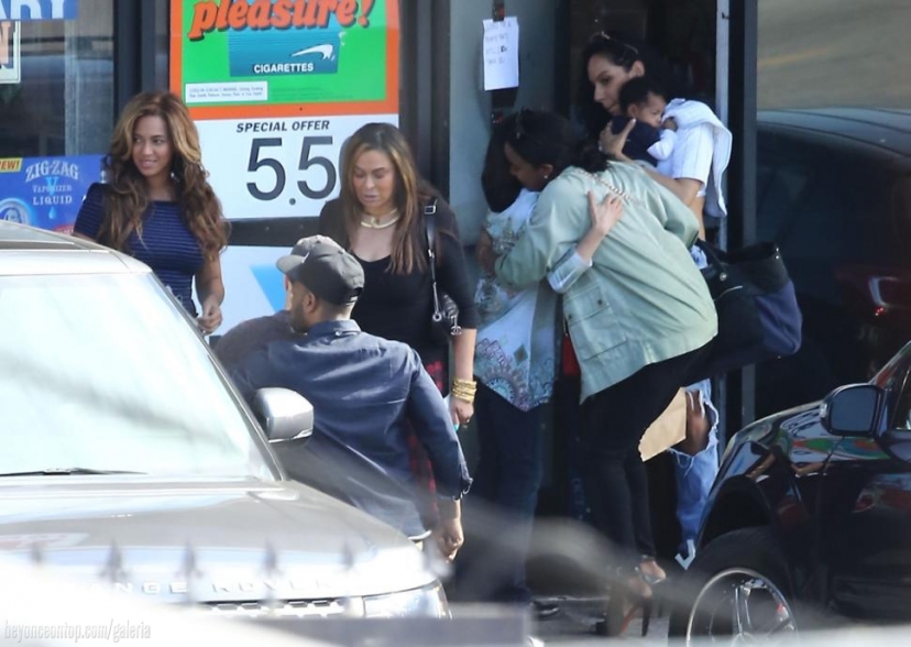 Beyonc&eacute; fotografada saindo de restaurante com sua fam&iacute;lia em Los Angeles, jan. de 2015