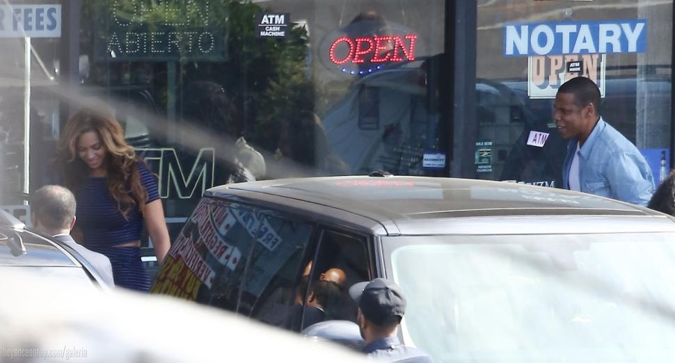 Beyonc&eacute; fotografada saindo de restaurante com sua fam&iacute;lia em Los Angeles, jan. de 2015
