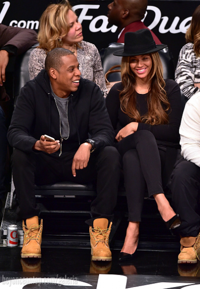 Beyonc&eacute; e Jay Z assistiram ao jogo no Brooklyn na segunda-feira, 12