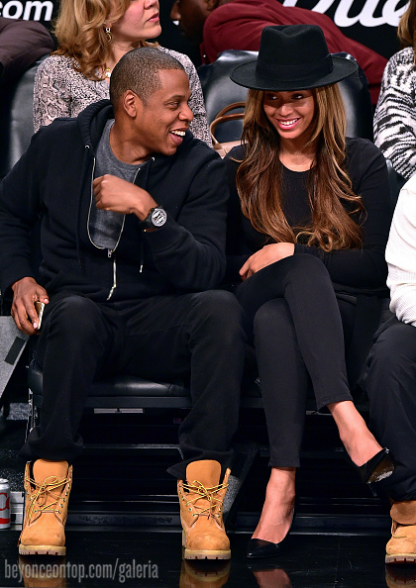 Beyonc&eacute; e Jay Z assistiram ao jogo no Brooklyn na segunda-feira, 12