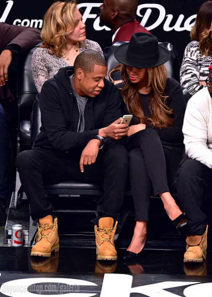 Beyonc&eacute; e Jay Z assistiram ao jogo no Brooklyn na segunda-feira, 12