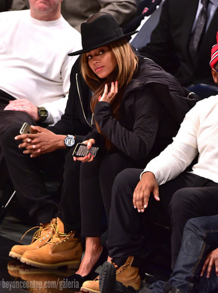 Beyonc&eacute; e Jay Z assistiram ao jogo no Brooklyn na segunda-feira, 12