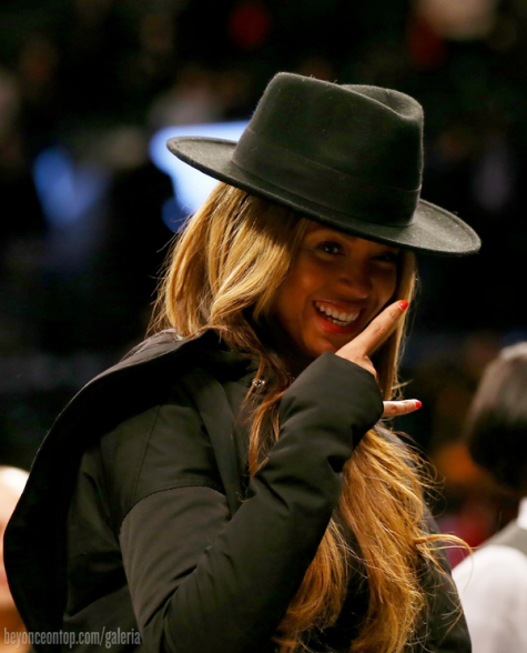 Beyonc&eacute; e Jay Z assistiram ao jogo no Brooklyn na segunda-feira, 12