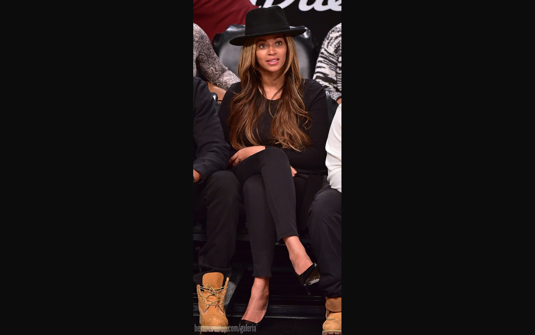 Beyonc&eacute; e Jay Z assistiram ao jogo no Brooklyn na segunda-feira, 12