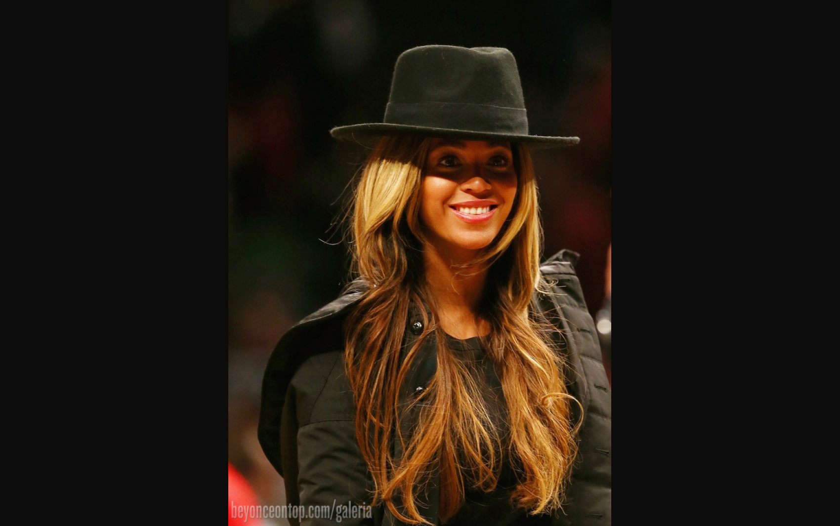 Beyonc&eacute; e Jay Z assistiram ao jogo no Brooklyn na segunda-feira, 12