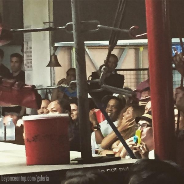 Beyonc&eacute; e Jay Z assistem lutas de boxe na Tail&acirc;ndia