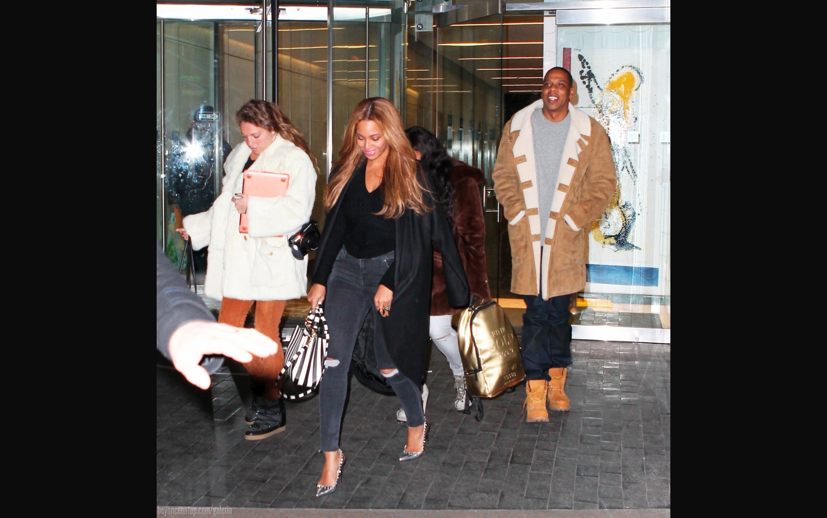 Beyonc&eacute; e Jay Z deixam o escrit&oacute;rio da cantora