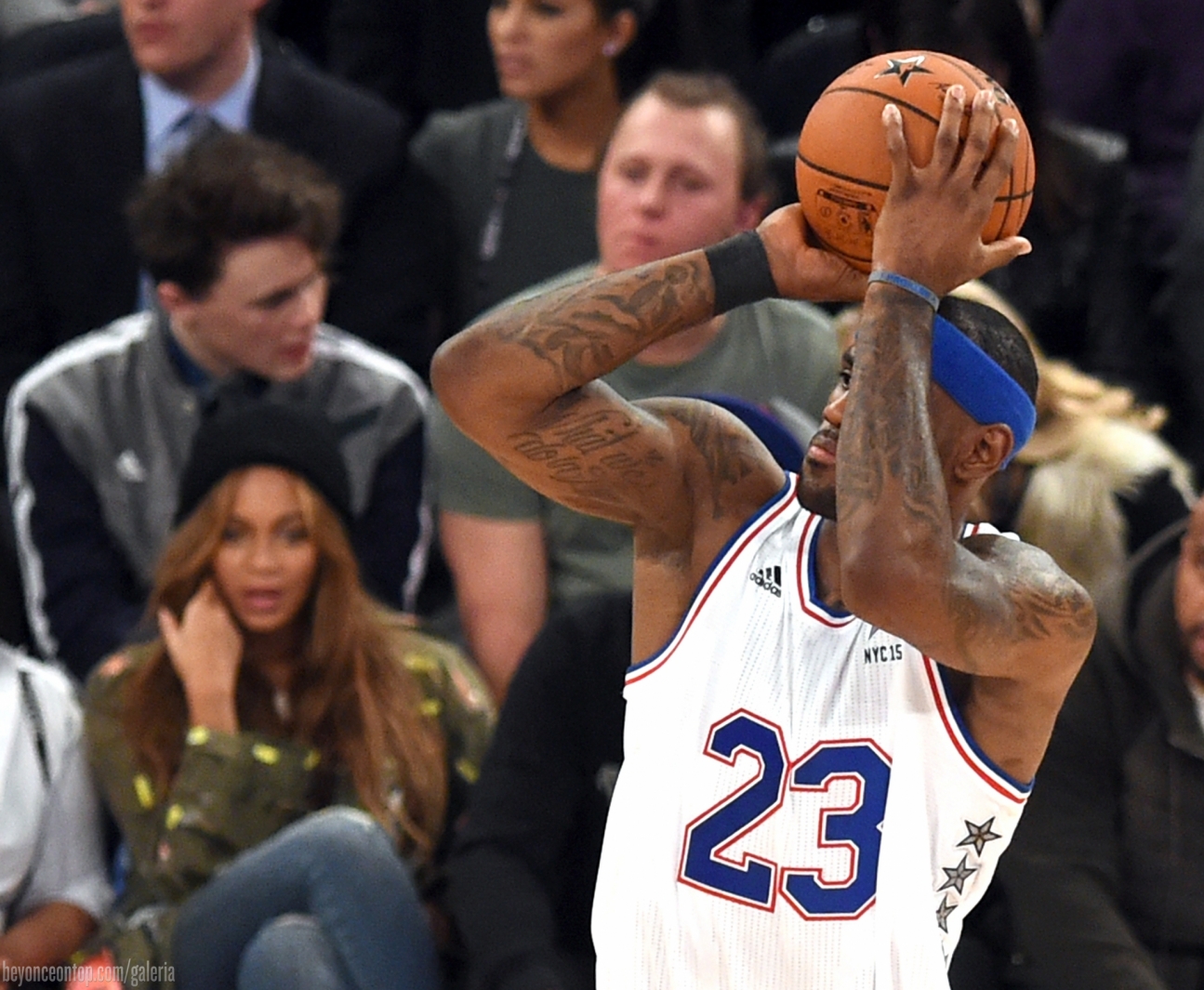 Beyonc&eacute; e Jay Z assistem ao jogo