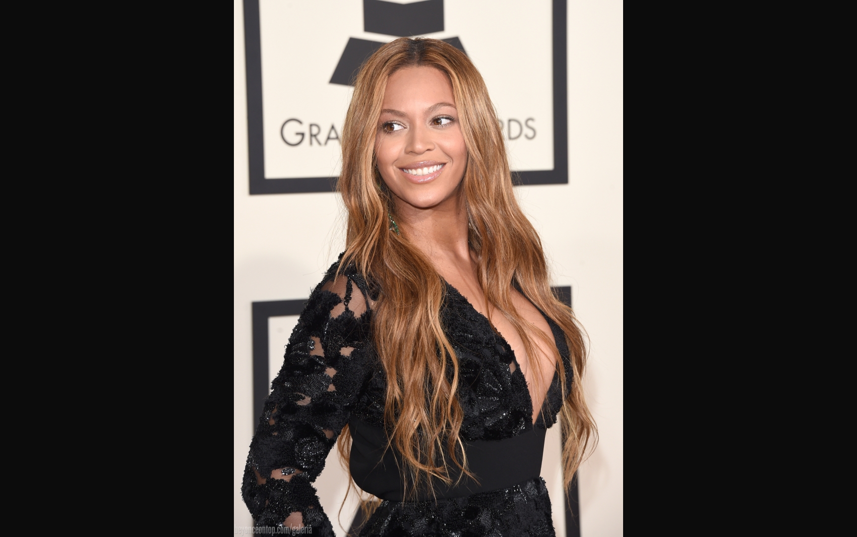 Beyonc&eacute; no Red Carpet do Grammy awards 2015