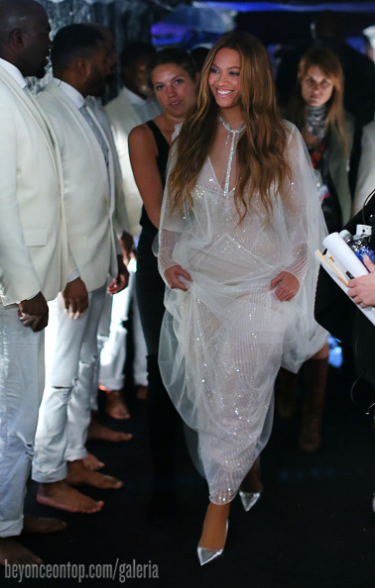 Beyonc&eacute; sobe ao palco para se apresentar