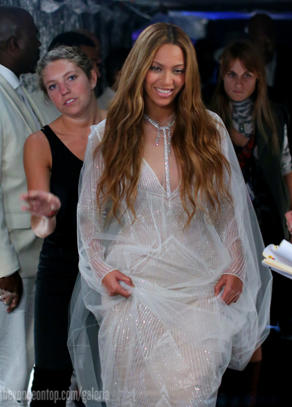 Beyonc&eacute; sobe ao palco para se apresentar