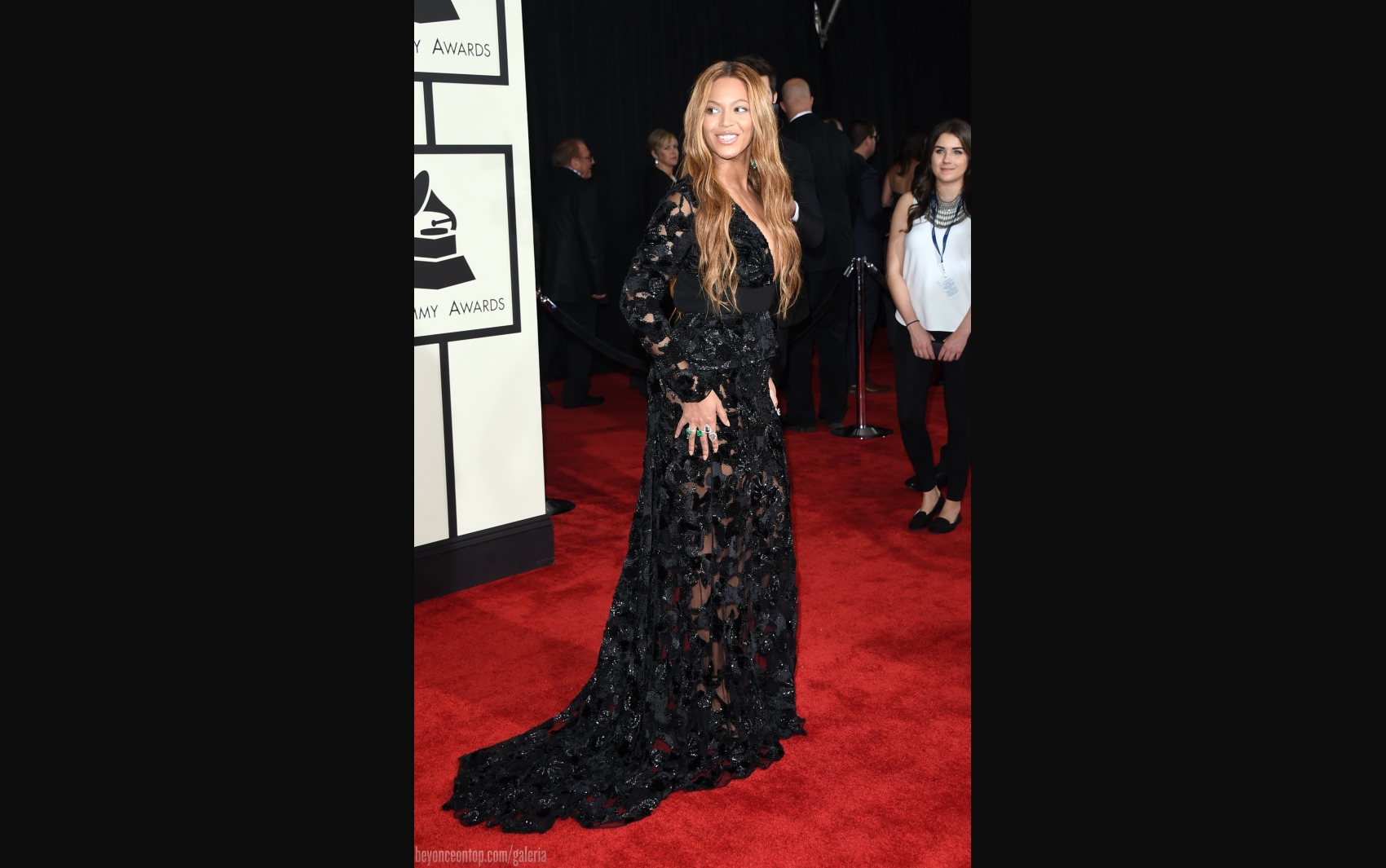 Beyonc&eacute; no Red Carpet do Grammy awards 2015
