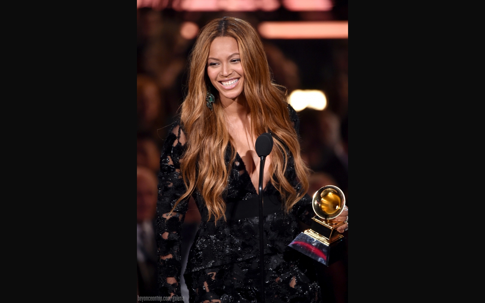 Beyonc&eacute; se tornou a segunda mulher mais premiada na hist&oacute;ria do Grammy, com 20 gramofones