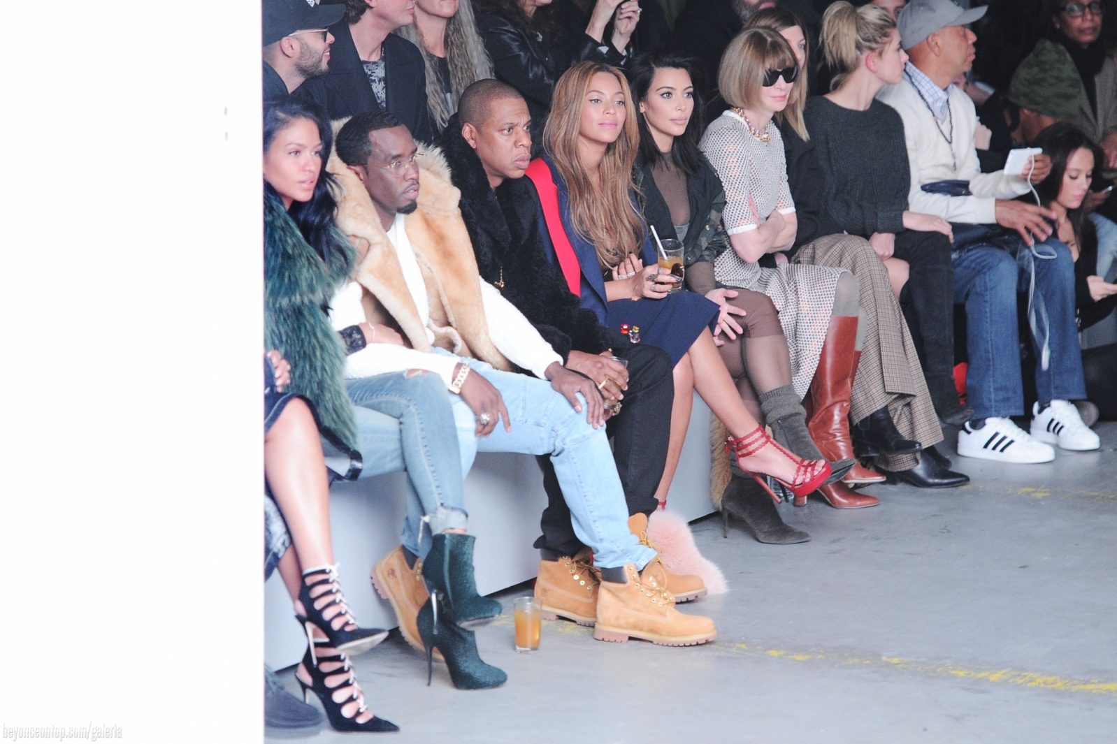 Beyonc&eacute; e Jay Z assistem ao desfile com celebridades