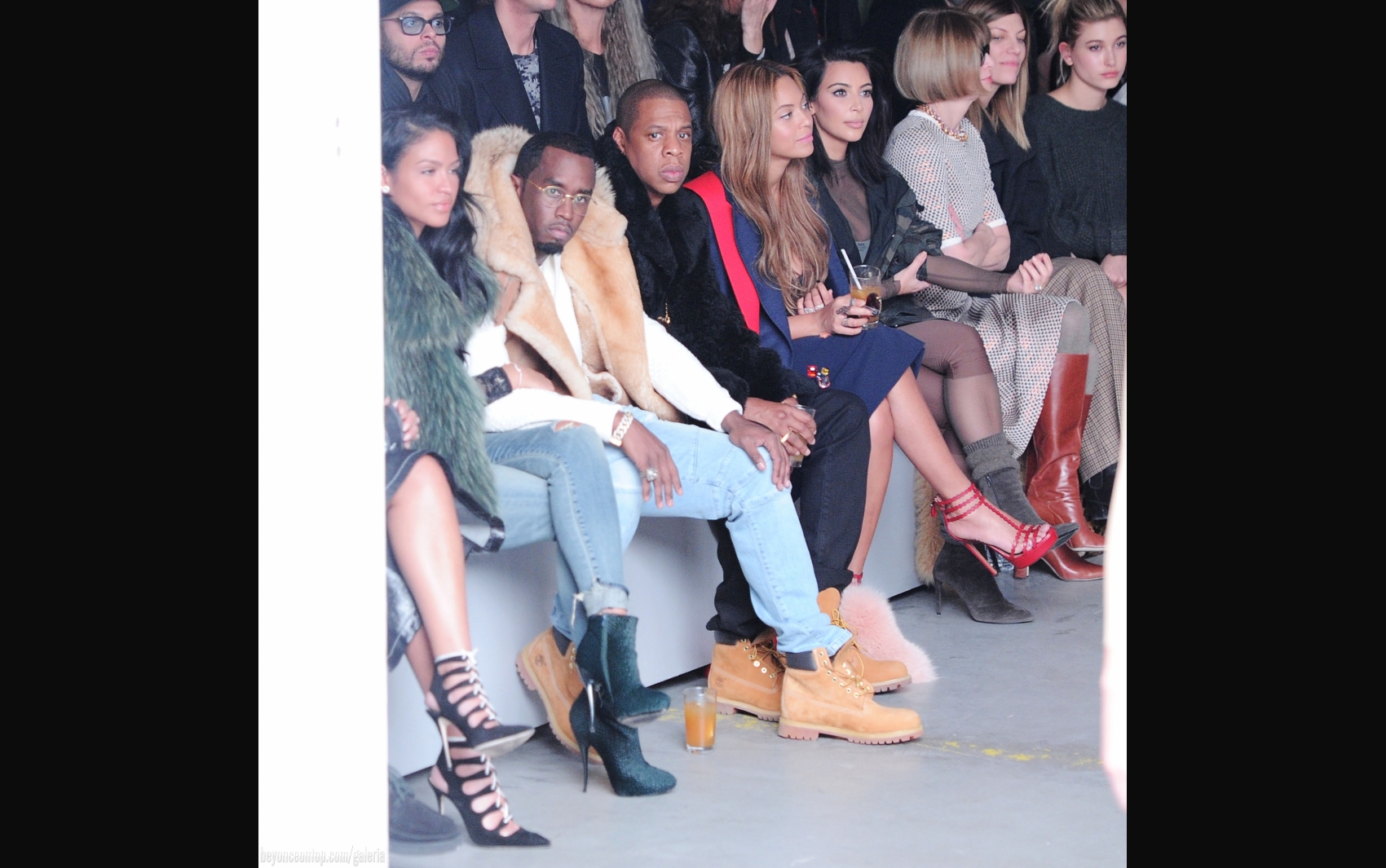 Beyonc&eacute; e Jay Z assistem ao desfile com celebridades