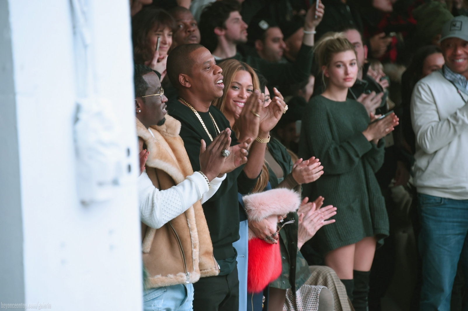 Beyonc&eacute; e Jay Z assistem ao desfile com celebridades