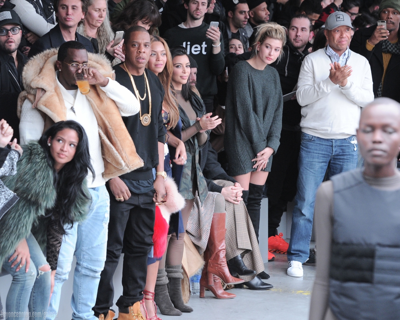 Beyonc&eacute; e Jay Z assistem ao desfile com celebridades