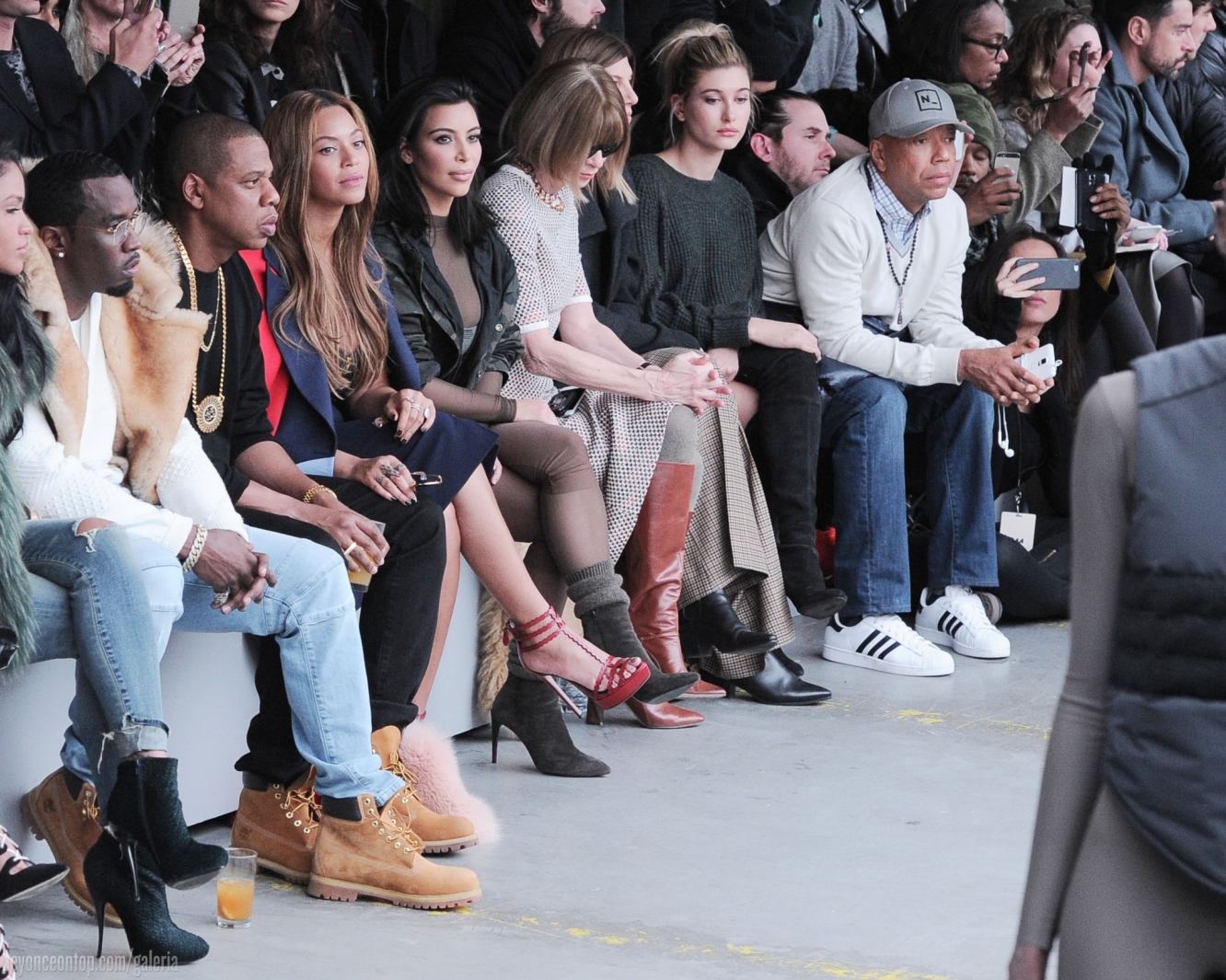 Beyonc&eacute; e Jay Z assistem ao desfile com celebridades