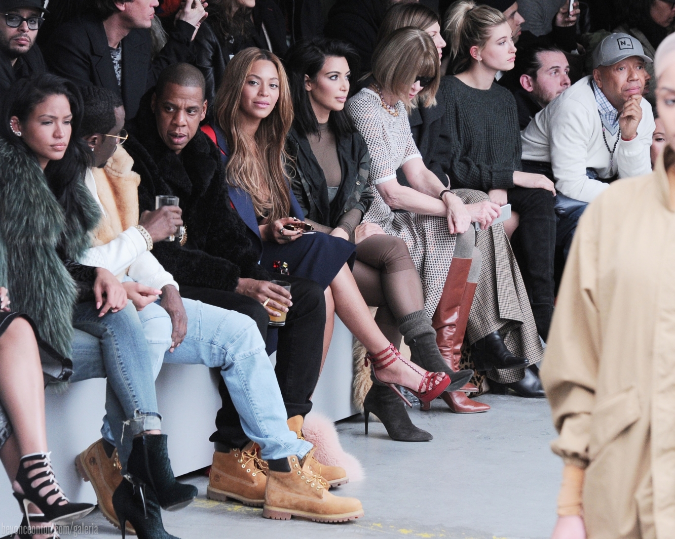 Beyonc&eacute; e Jay Z assistem ao desfile com celebridades