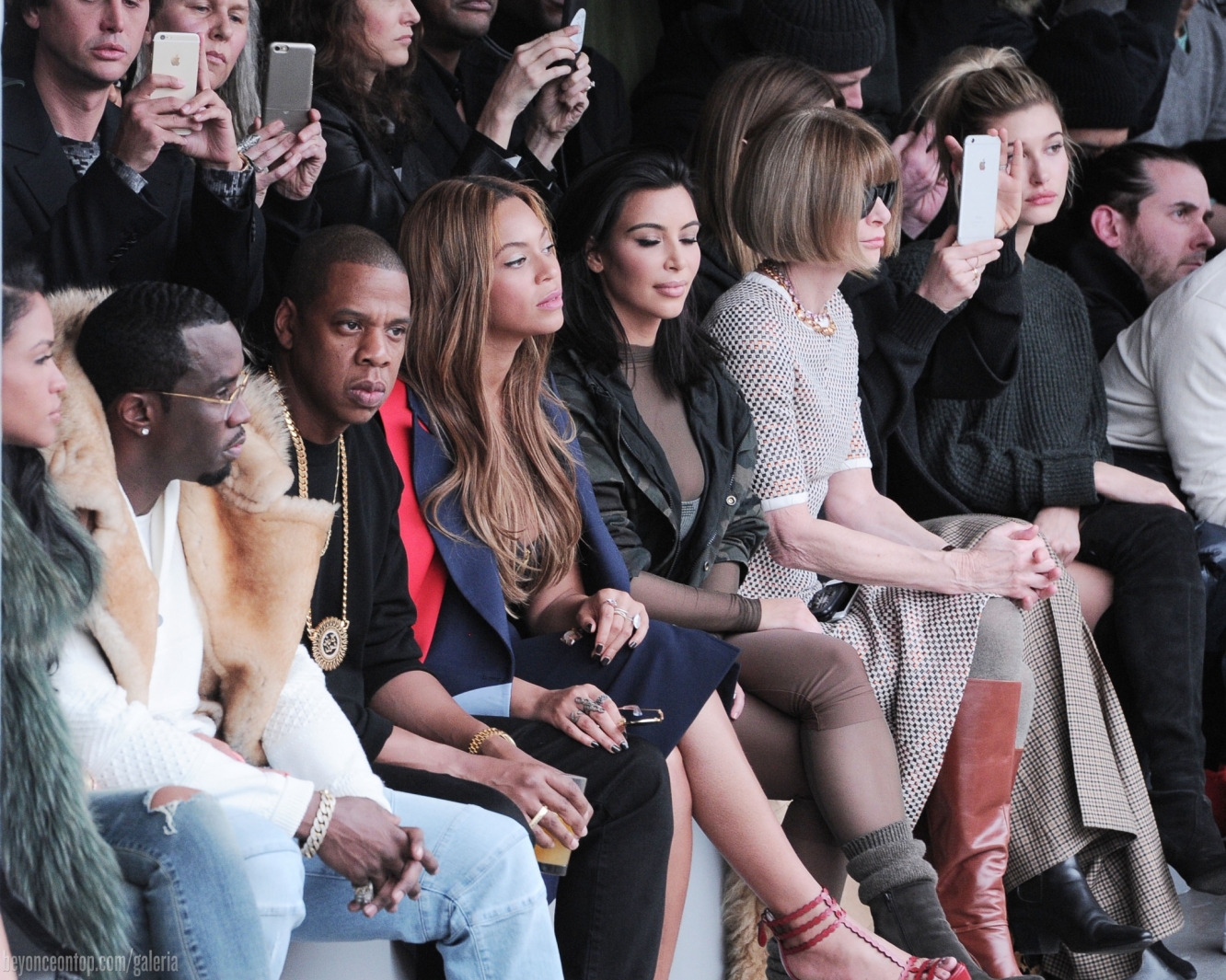 Beyonc&eacute; e Jay Z assistem ao desfile com celebridades