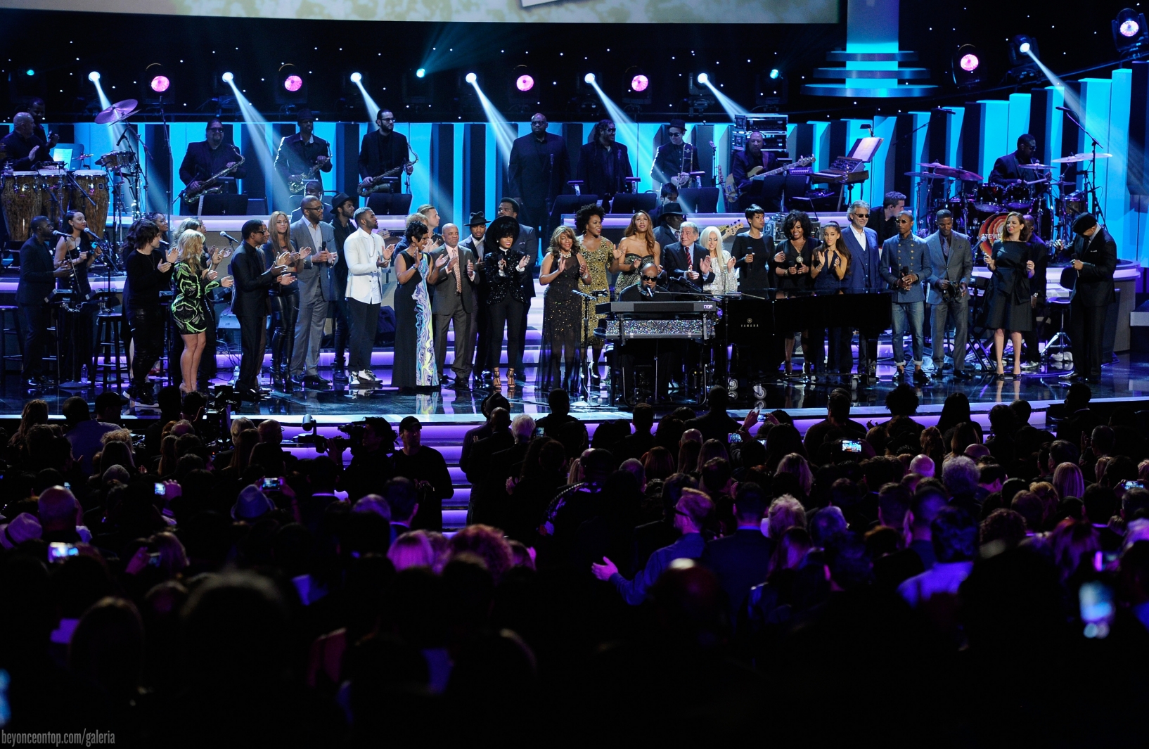 Convidados se apresentam com o homenageado