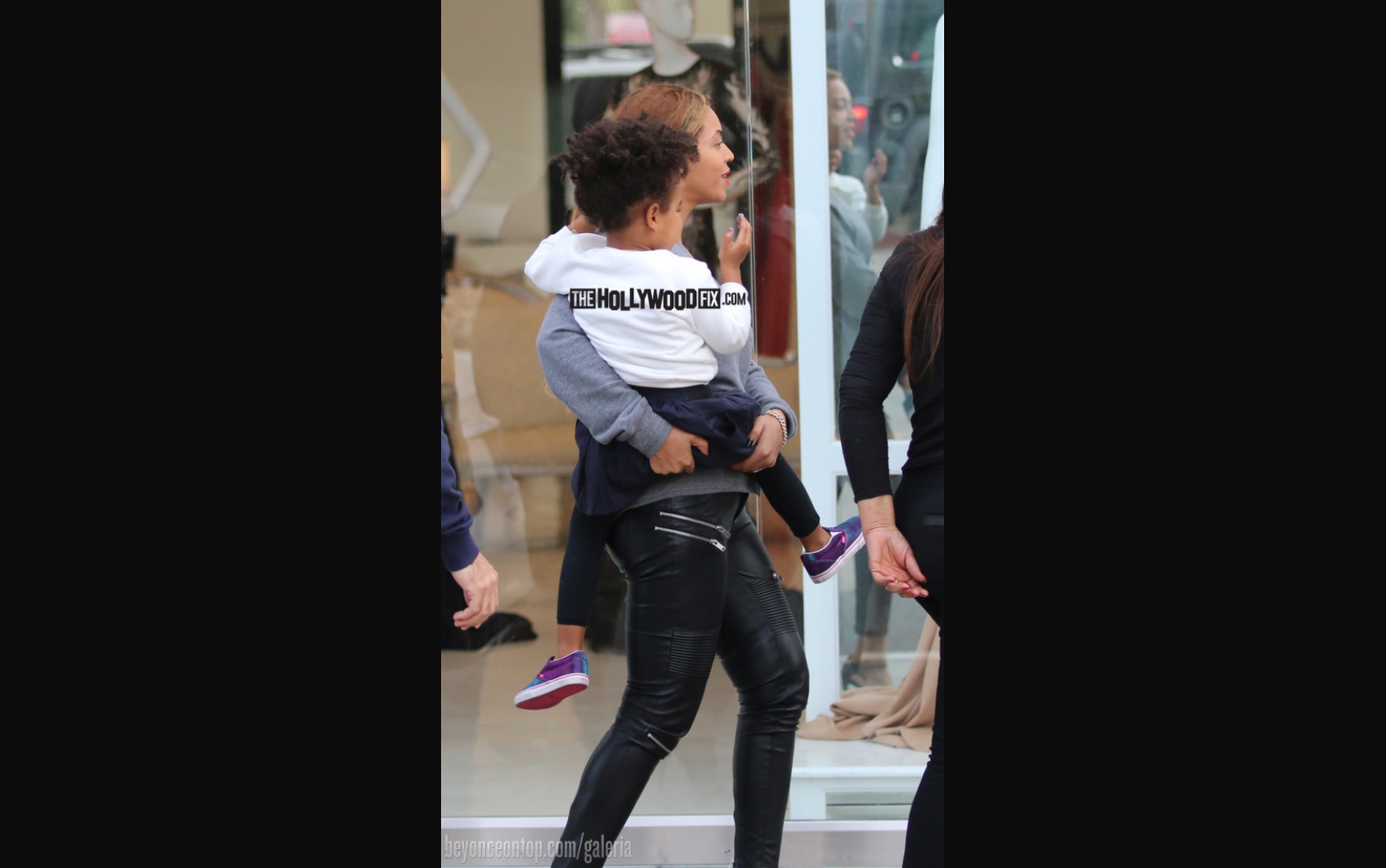 Beyonc&eacute; com a filha e a m&atilde;e em Los Angeles