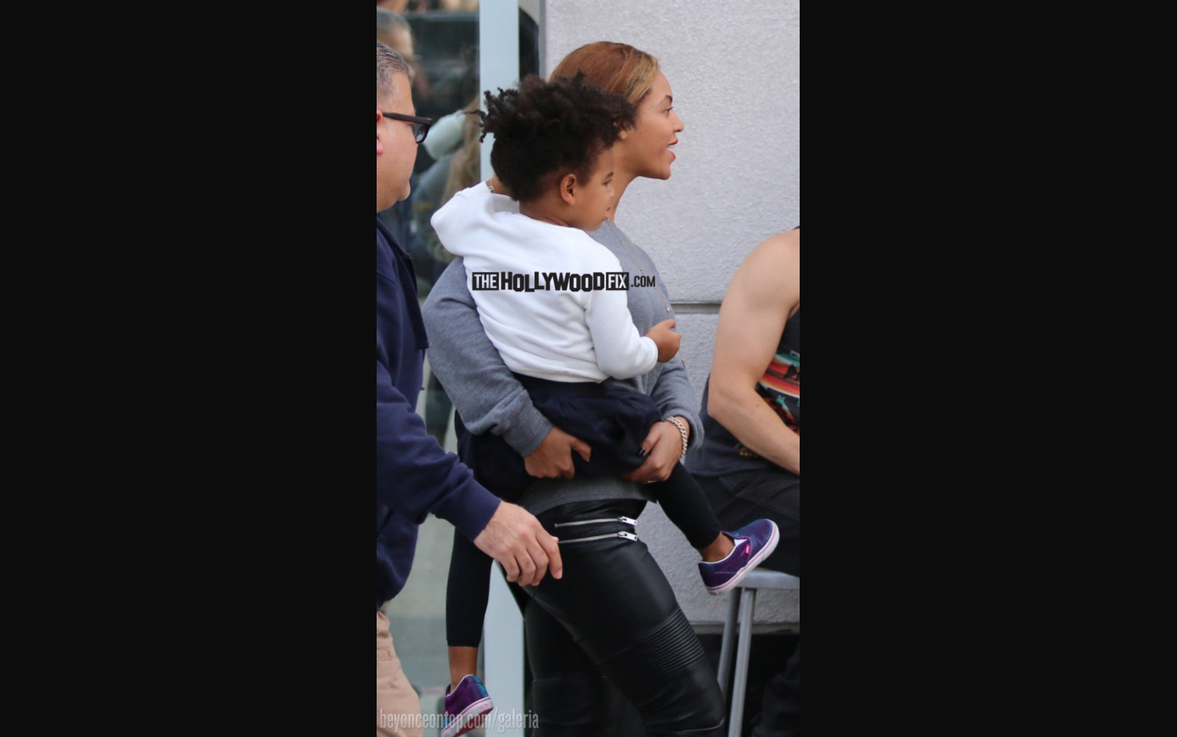 Beyonc&eacute; com a filha e a m&atilde;e em Los Angeles