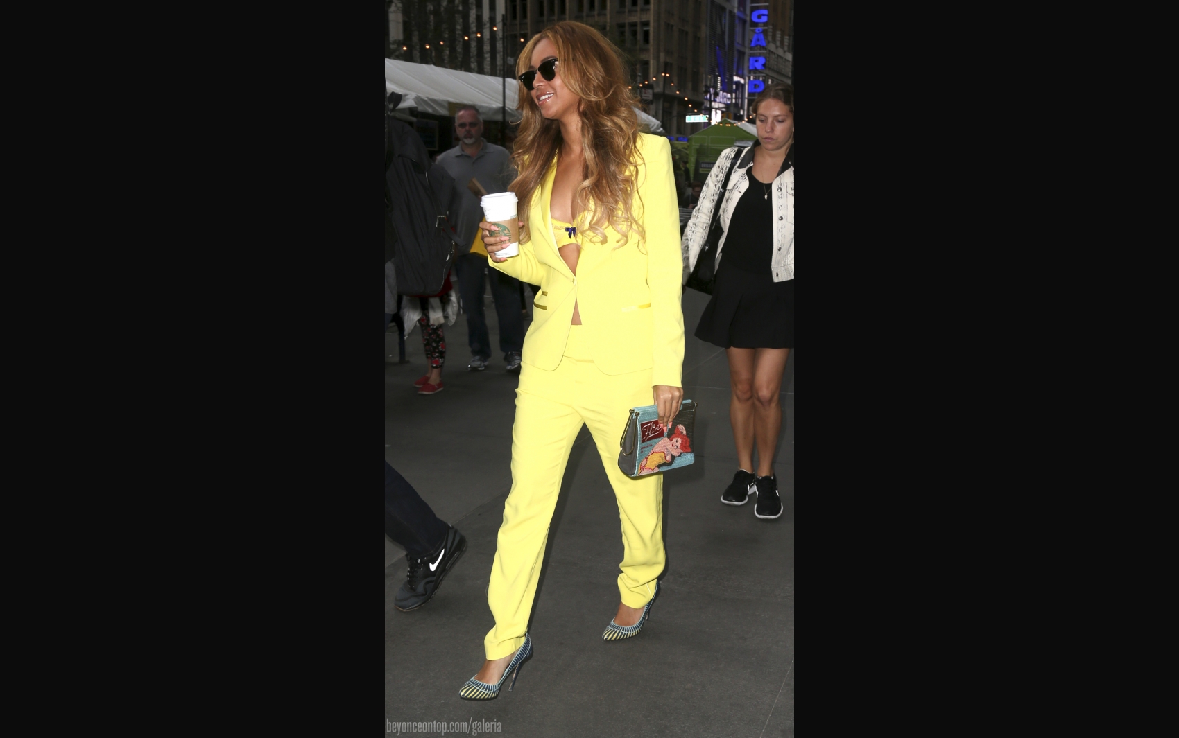Beyoncé e Jay Z foram fotografados mais uma vez deixando o escritório da cantora