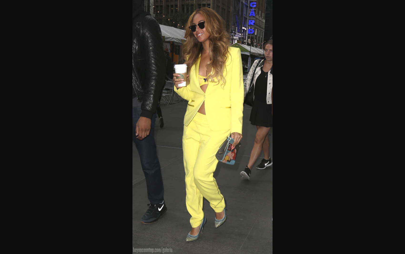 Beyonc&eacute; e Jay Z foram fotografados mais uma vez deixando o escrit&oacute;rio da cantora