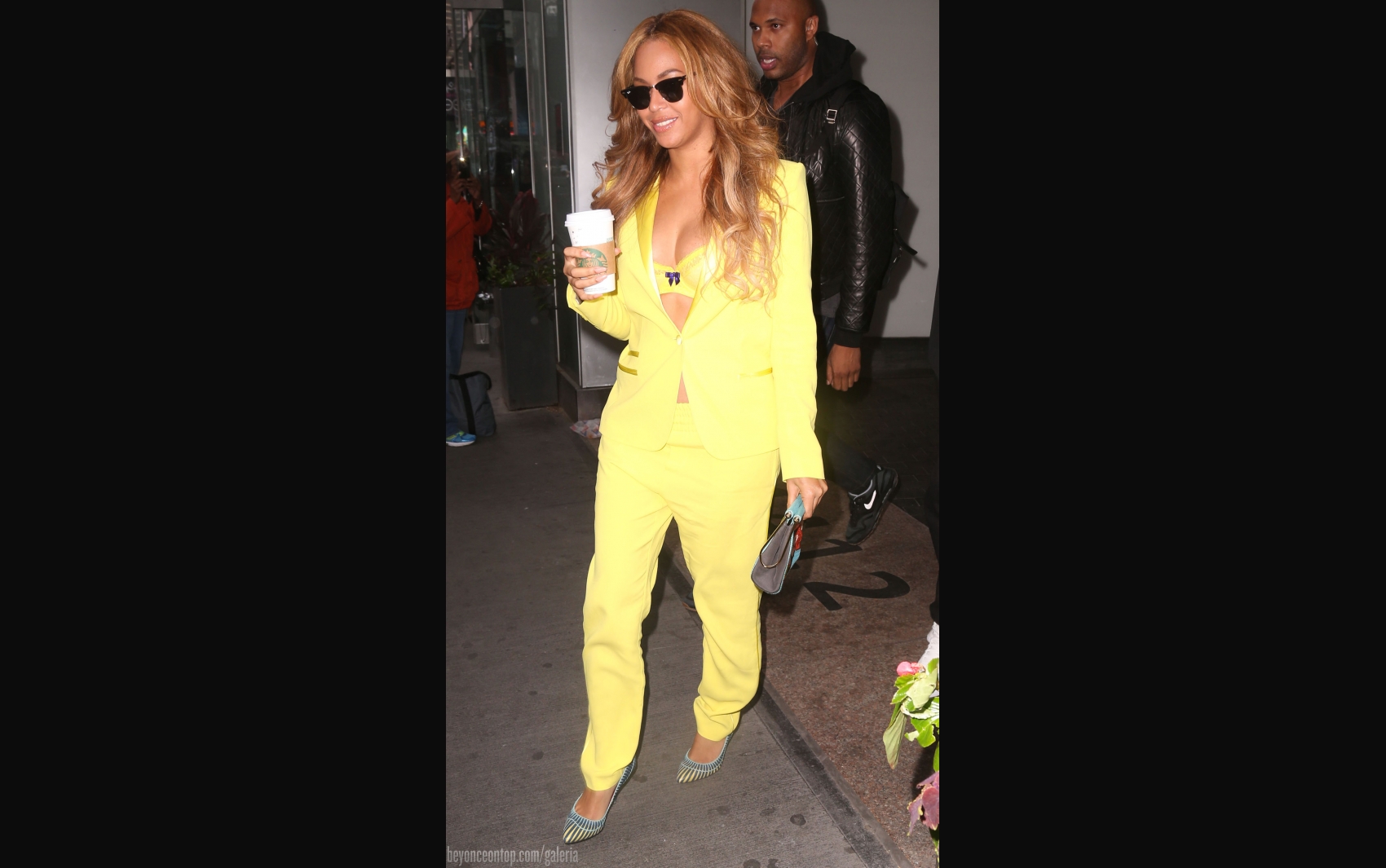 Beyonc&eacute; e Jay Z foram fotografados mais uma vez deixando o escrit&oacute;rio da cantora