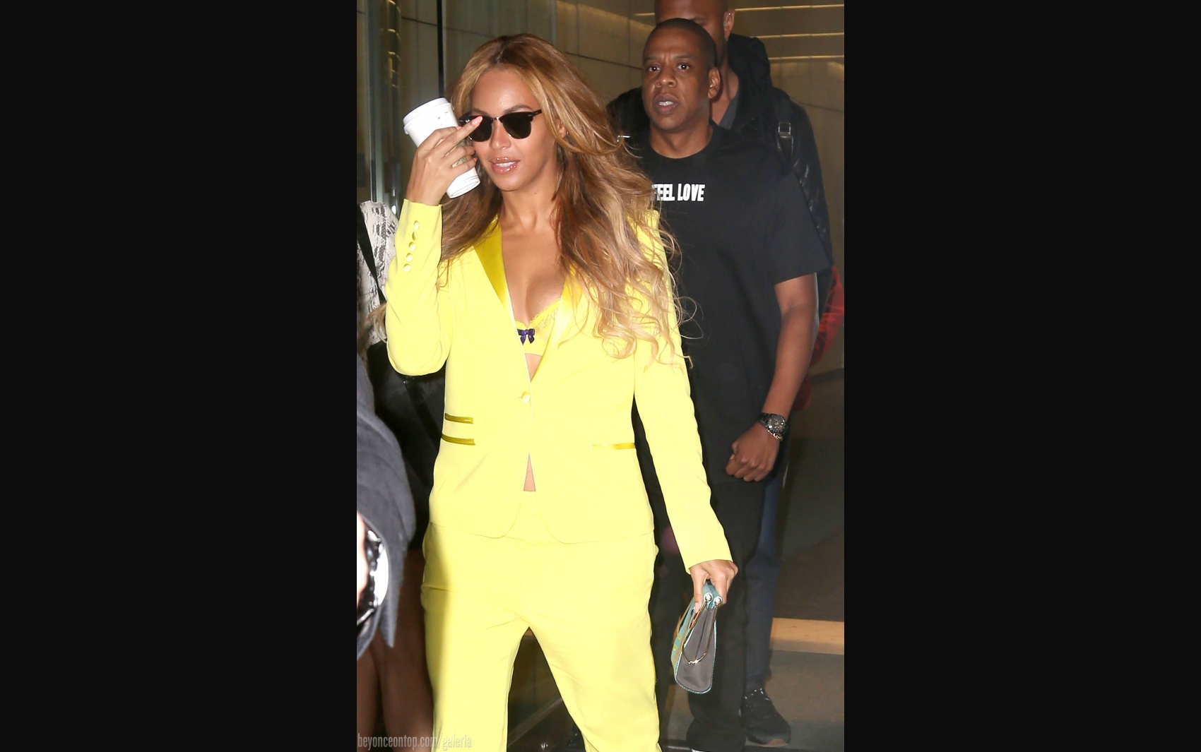 Beyonc&eacute; e Jay Z foram fotografados mais uma vez deixando o escrit&oacute;rio da cantora