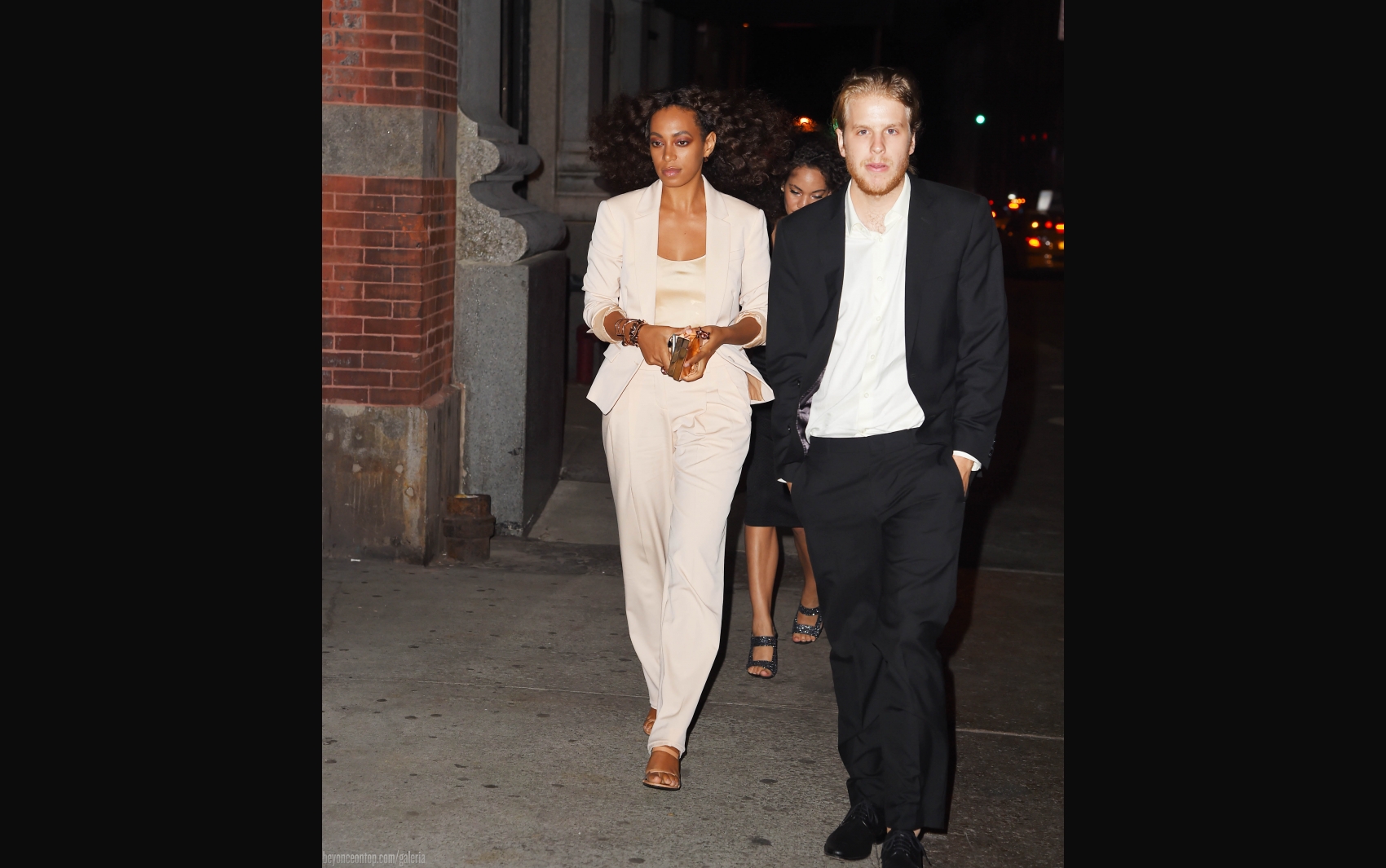 Solange &eacute; fotografada ap&oacute;s jantar com Beyonc&eacute; no restaurante 'ABC Kitchen', em NY