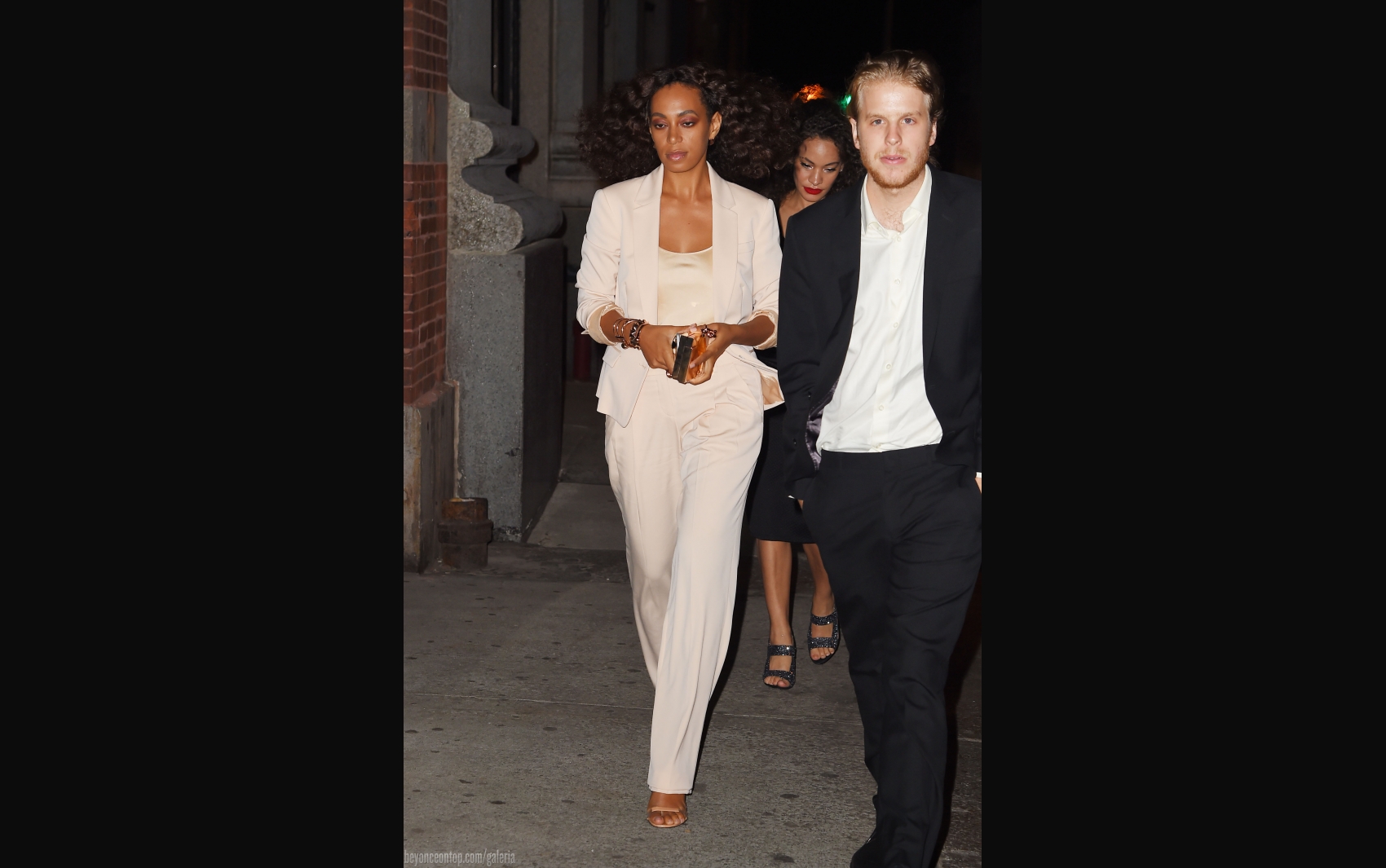 Solange &eacute; fotografada ap&oacute;s jantar com Beyonc&eacute; no restaurante 'ABC Kitchen', em NY