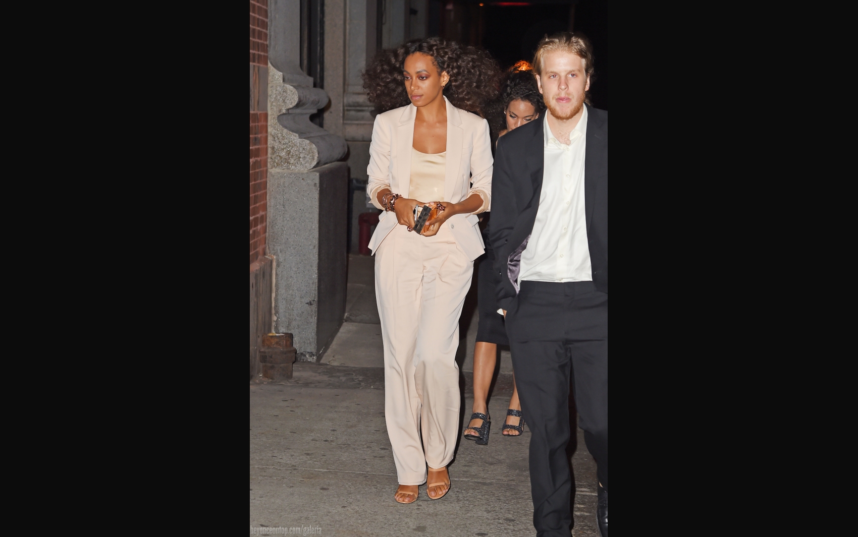 Solange &eacute; fotografada ap&oacute;s jantar com Beyonc&eacute; no restaurante 'ABC Kitchen', em NY