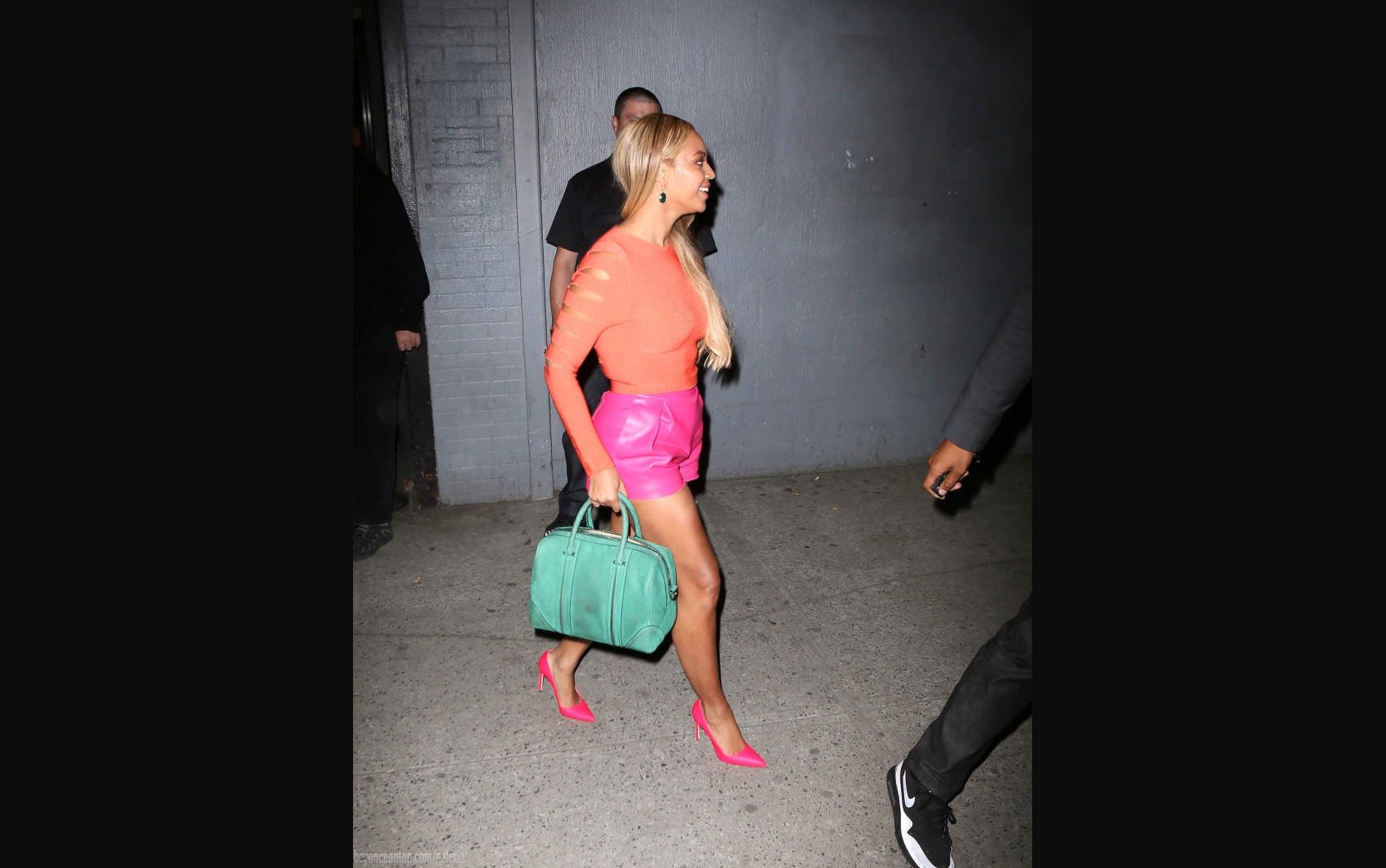 Beyonc&eacute; &eacute; fotografada ao deixar um est&uacute;dio de grava&ccedil;&atilde;o em NY; maio de 2015