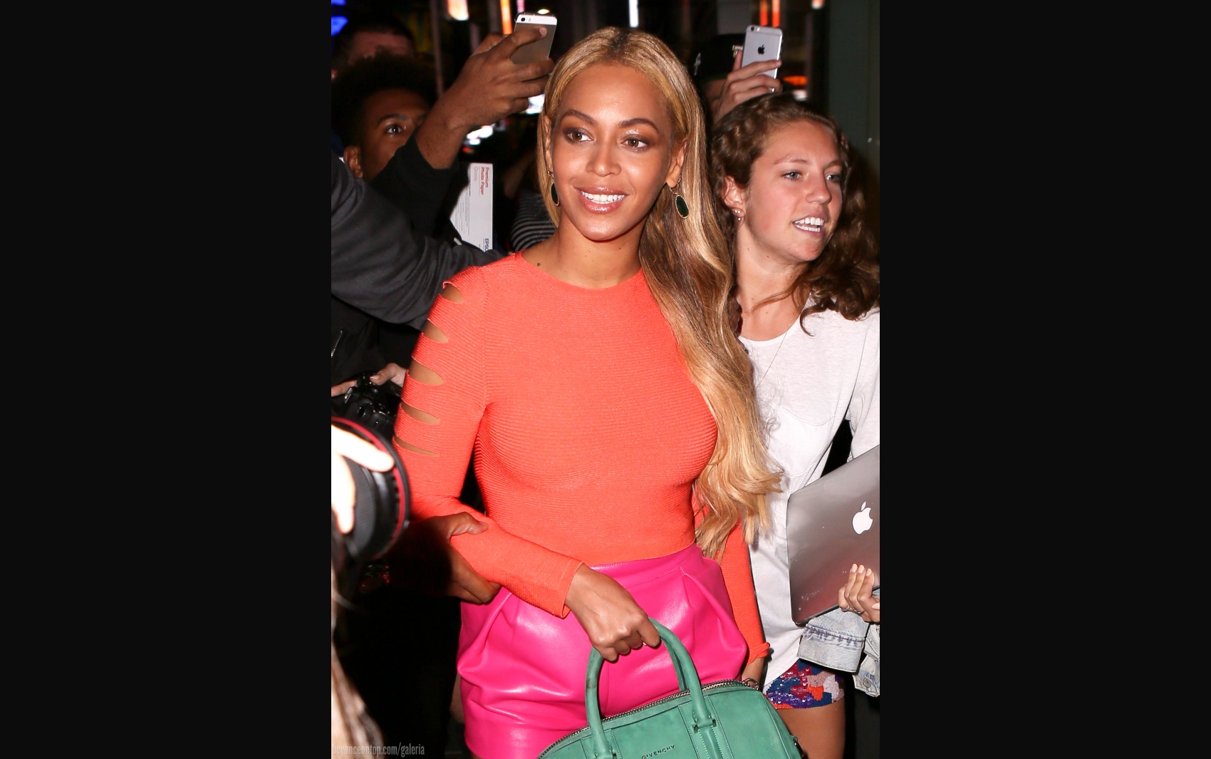 Beyonc&eacute; &eacute; fotografada ao deixar um est&uacute;dio de grava&ccedil;&atilde;o em NY; maio de 2015