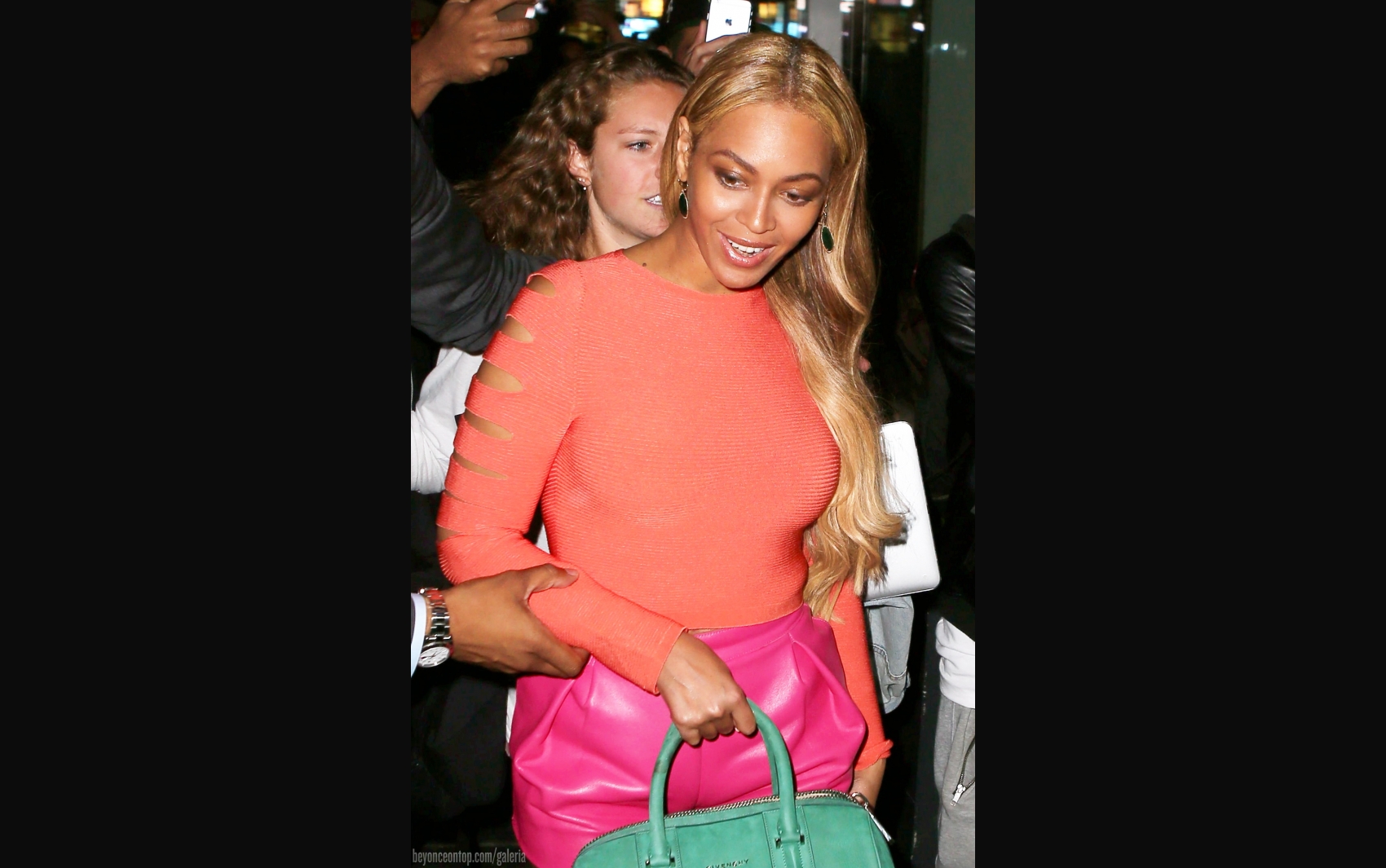 Beyonc&eacute; &eacute; fotografada ao deixar um est&uacute;dio de grava&ccedil;&atilde;o em NY; maio de 2015