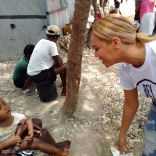 Beyonc&eacute; visitou o Haiti para acompanhar o progresso do terremoto de 2010