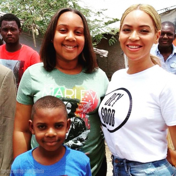 Beyonc&eacute; visitou o Haiti para acompanhar o progresso do terremoto de 2010