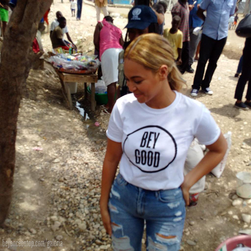 Beyonc&eacute; visitou o Haiti para acompanhar o progresso do terremoto de 2010