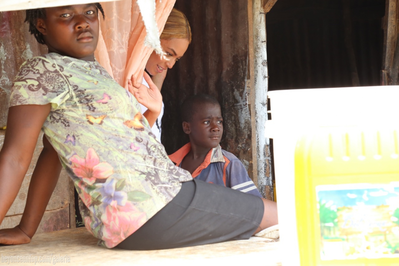 Beyonc&eacute; visitou o Haiti para acompanhar o progresso do terremoto de 2010