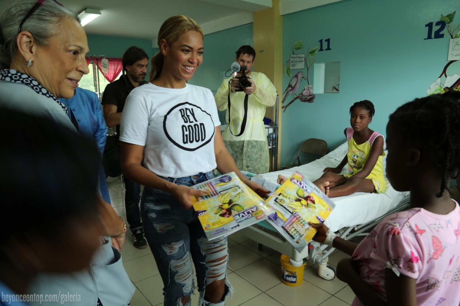 Beyonc&eacute; visitou o Haiti para acompanhar o progresso do terremoto de 2010