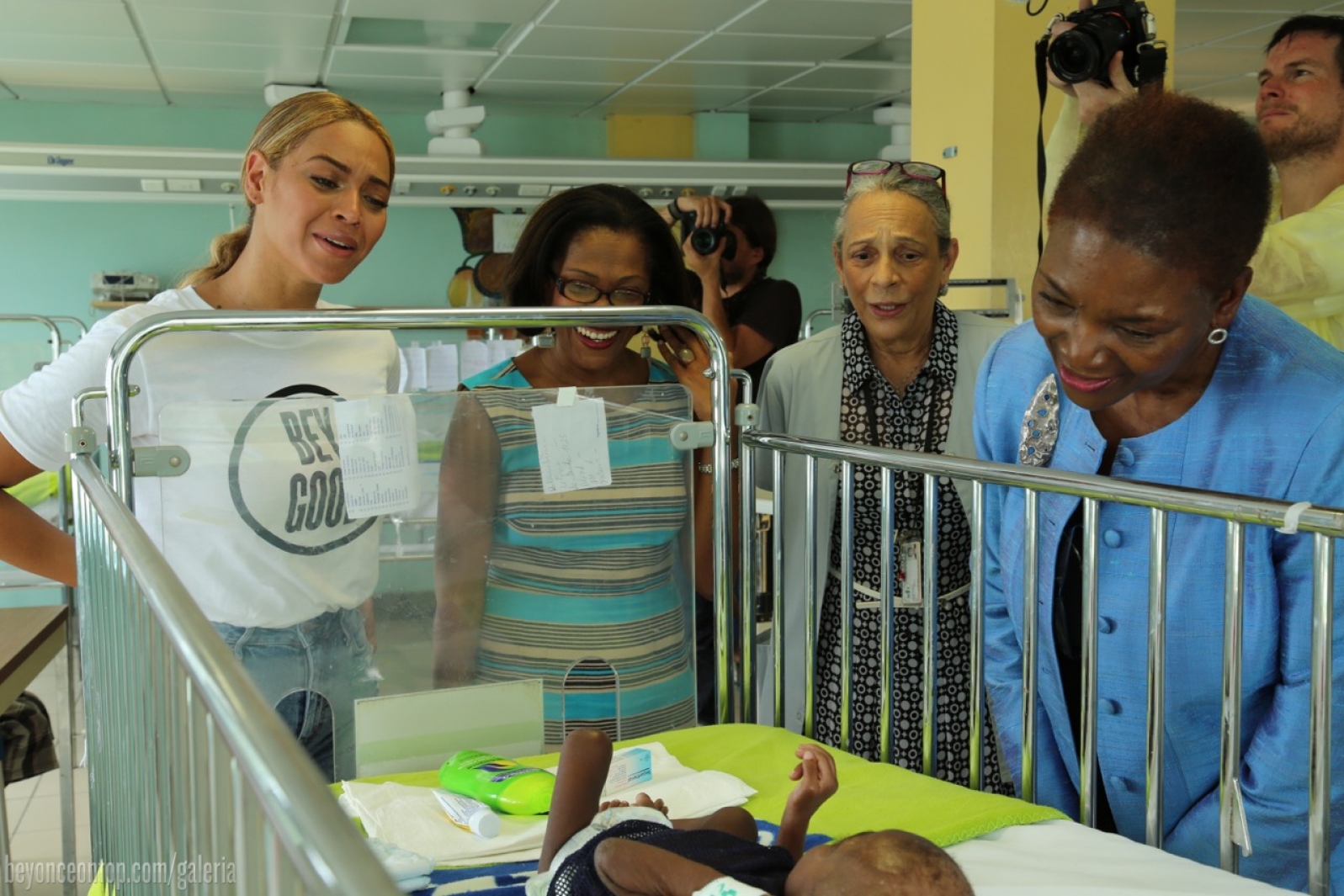 Beyonc&eacute; visitou o Haiti para acompanhar o progresso do terremoto de 2010