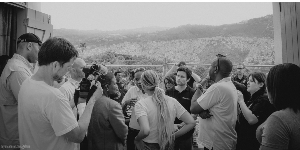 Beyonc&eacute; visitou o Haiti para acompanhar o progresso do terremoto de 2010