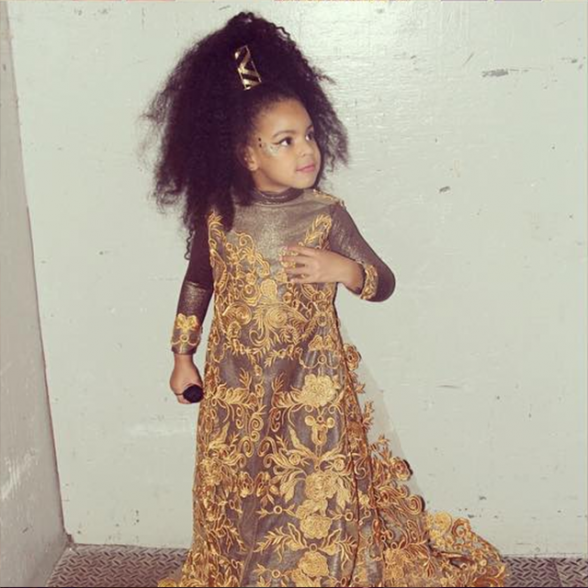 Blue Ivy com fantasia inspirada no filme "Um Pr&iacute;ncipe em Nova York"