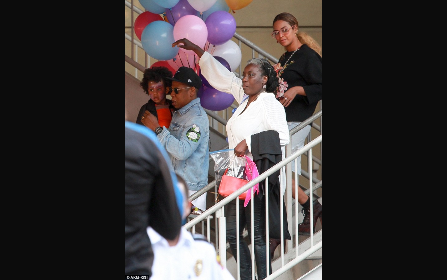 Beyonc&eacute;, Jay Z e Blue Ivy foram clicados em Beverly Hills