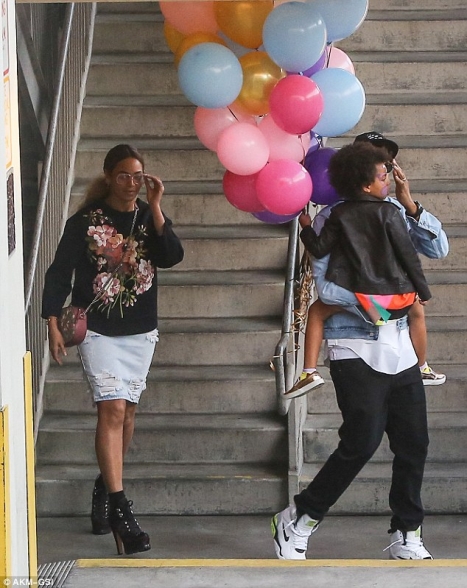 Beyonc&eacute;, Jay Z e Blue Ivy foram clicados em Beverly Hills