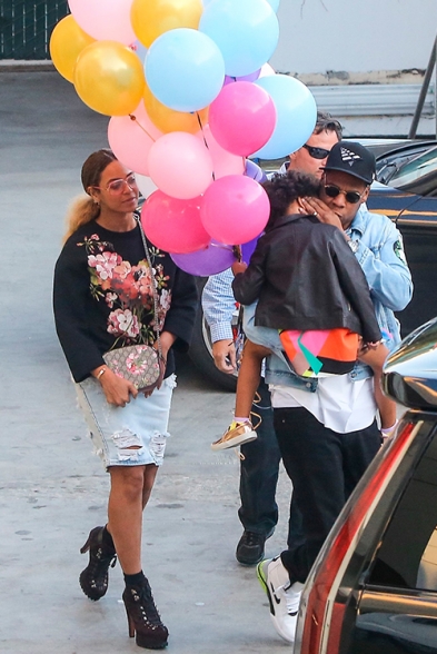 Beyonc&eacute;, Jay Z e Blue Ivy foram clicados em Beverly Hills