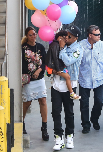 Beyonc&eacute;, Jay Z e Blue Ivy foram clicados em Beverly Hills