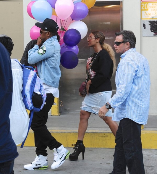 Beyonc&eacute;, Jay Z e Blue Ivy foram clicados em Beverly Hills